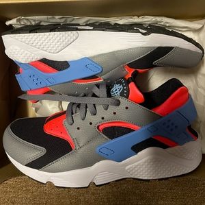 Size 11 Nike air huarache.